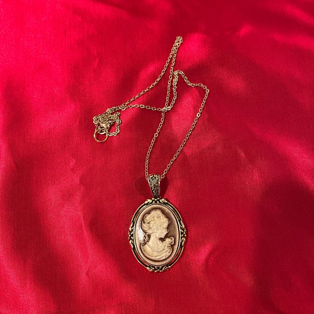 Elegant Gold Cameo Pendant Necklace